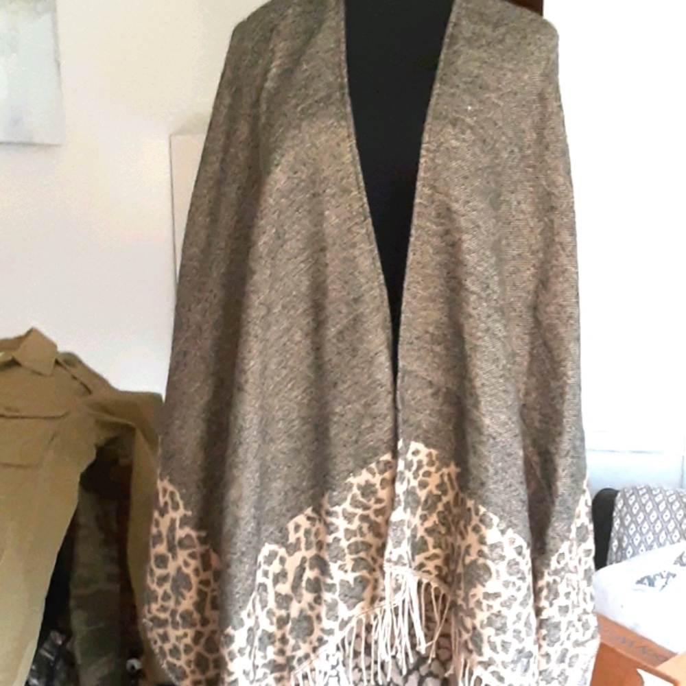 NWOT SHAWL GRAY WITH CHEETAH ANIMAL PRINT & FRINGE